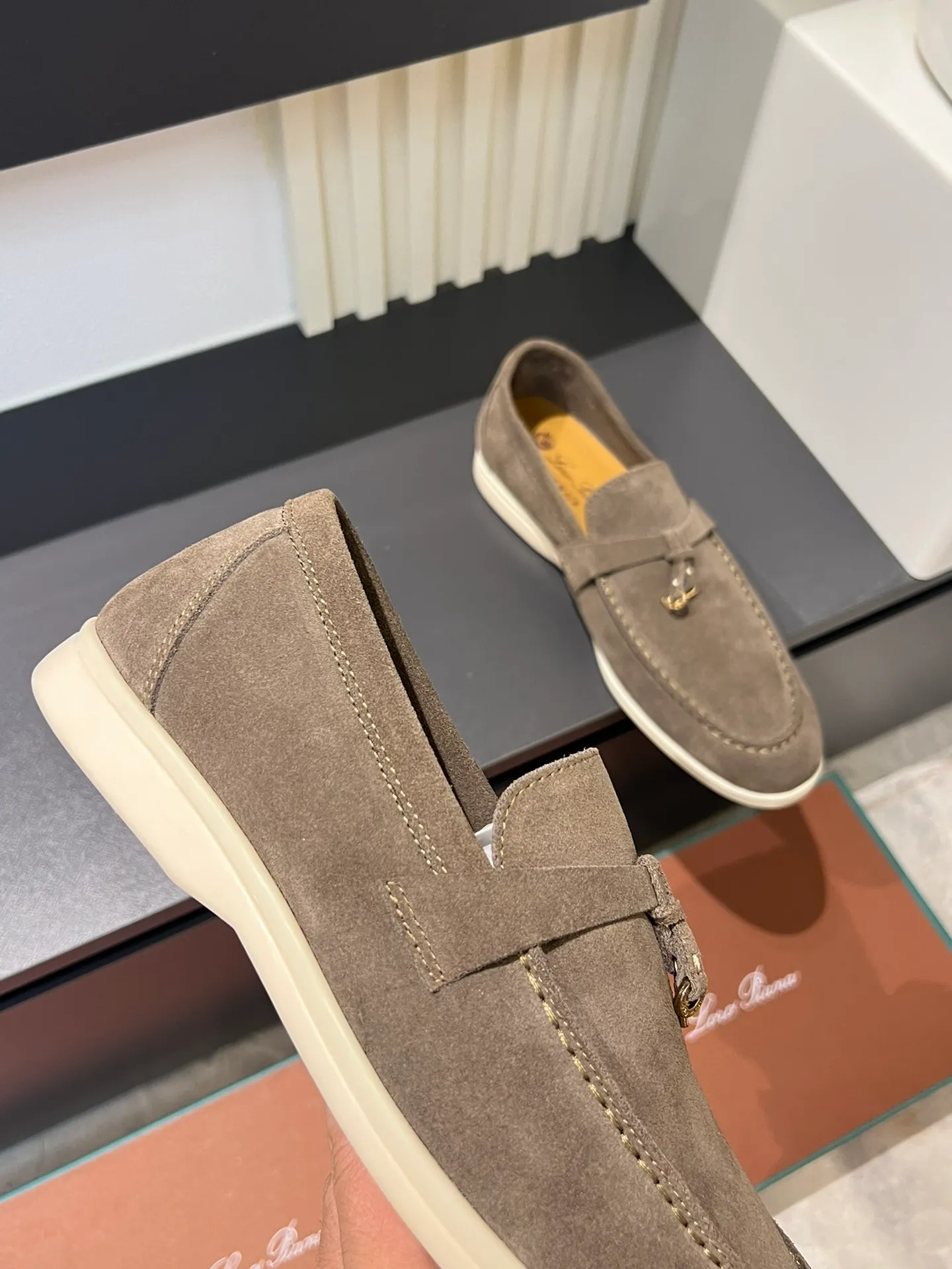 Men's shoes 💰p360 "Loro men's shoes 💰pian'*" Classic L men's shoes for couples 💰p Top version British flat loafers, a must-have item in old money style, the minimalist design is eye-catching and durable, a plus point for dressing The soft foot feel and texture are outstanding. They don’t scratch your feet and are very nice. They are matched with soft and waxy soles. They can be worn daily for a long time without getting tired. They are easy to wear, versatile and classic items, with perfect foot feel and texture! Imported cashmere fabric, the lining is made of imported A-grade water-dyed cow lining, the top version of the genuine leather midsole is sewn with pure handmade mark thread! Size: Female 35-40 (34. Customized) Male 38-44 (45.46. Customized)